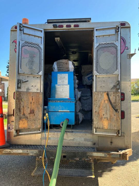 Insulation trailer with the blower at the curb